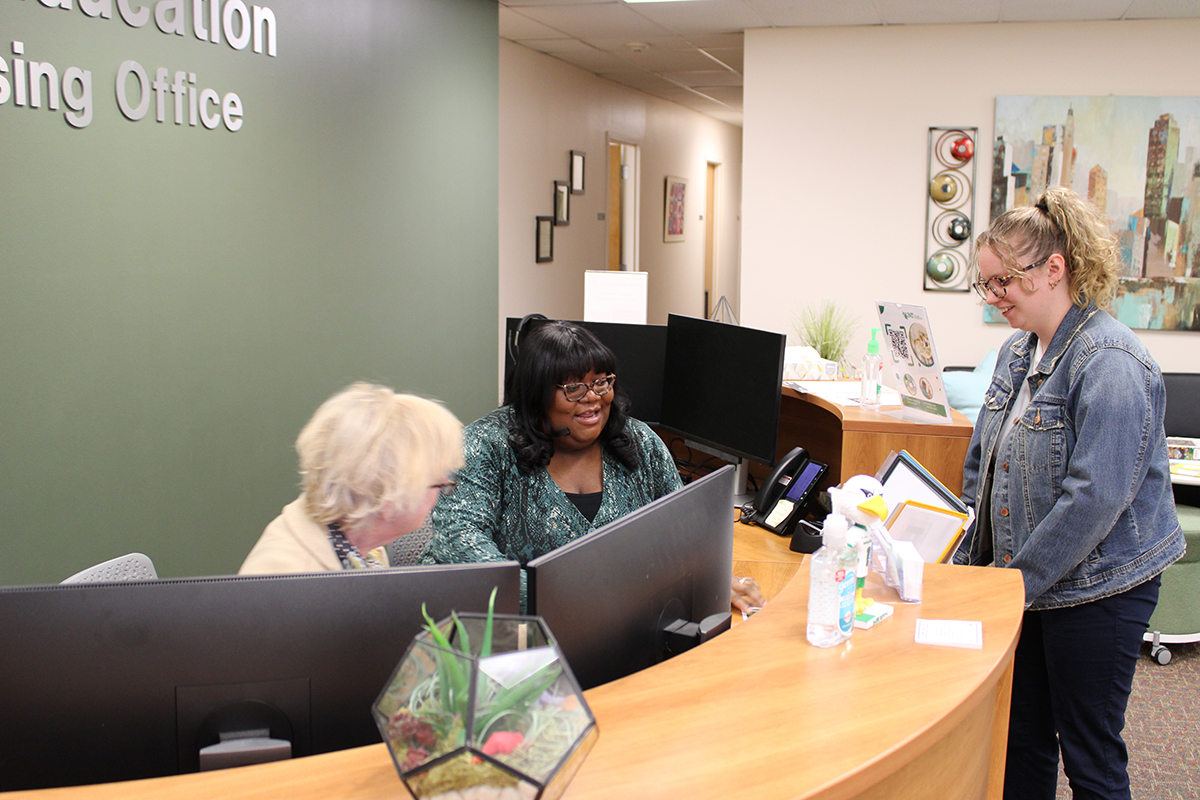 A student checks in at the College of Education advising office