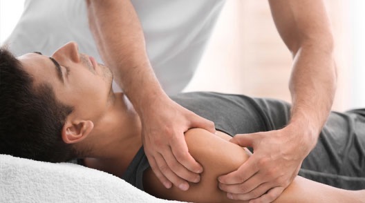 Person receiving a professional shoulder massage