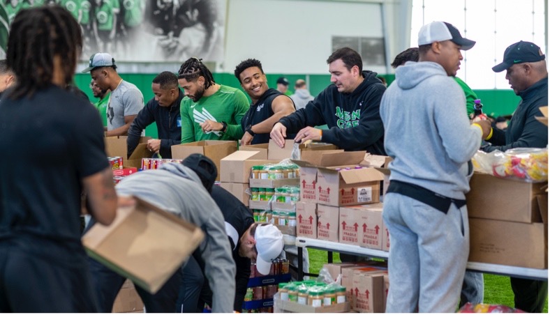 UNT students, faculty and staff volunteering at a food bank